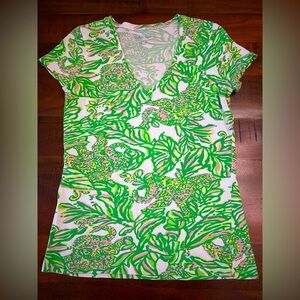 Lilly Pulitzer V-neck T-shirt In Seeing Elephants Green & Pink Print